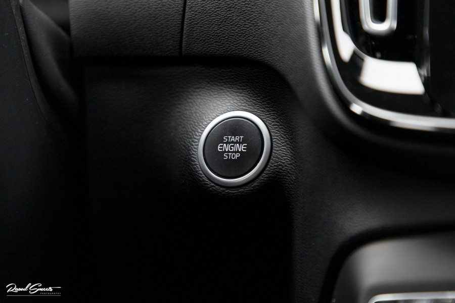 Volvo XC40 1.5 T4 Recharge R-Design | Zwenkbare trekhaak | Blis | Crystal White | Apple carplay |