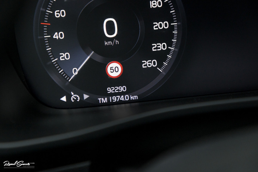 Volvo XC40 1.5 T4 Recharge R-Design | Zwenkbare trekhaak | Blis | Crystal White | Apple carplay |