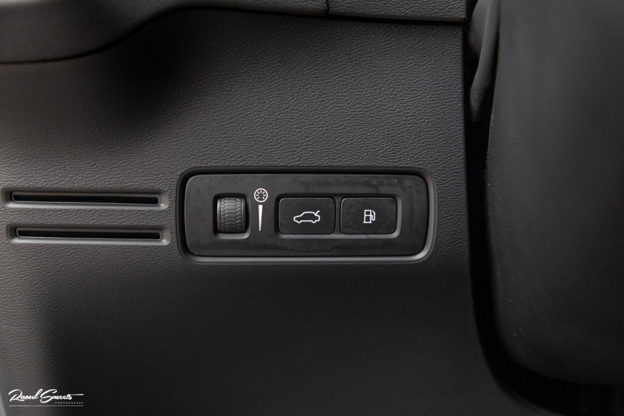 Volvo XC40 1.5 T4 Recharge R-Design | Zwenkbare trekhaak | Blis | Crystal White | Apple carplay |