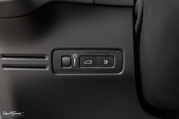 Volvo XC40 1.5 T4 Recharge R-Design | Zwenkbare trekhaak | Blis | Crystal White | Apple carplay |