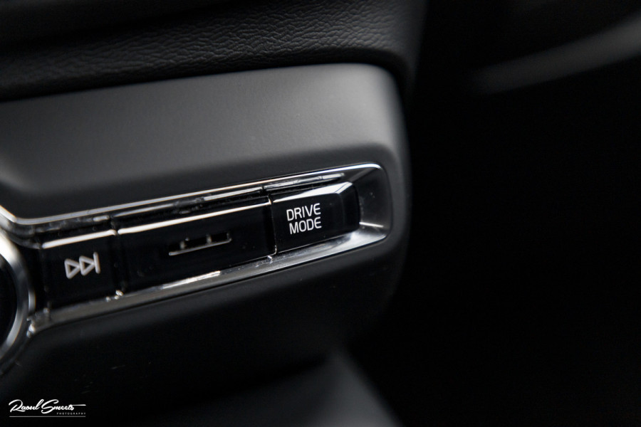 Volvo XC40 1.5 T4 Recharge R-Design | Zwenkbare trekhaak | Blis | Crystal White | Apple carplay |