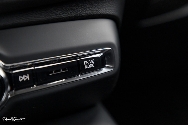 Volvo XC40 1.5 T4 Recharge R-Design | Zwenkbare trekhaak | Blis | Crystal White | Apple carplay |