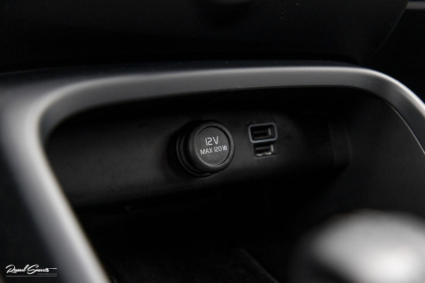 Volvo XC40 1.5 T4 Recharge R-Design | Zwenkbare trekhaak | Blis | Crystal White | Apple carplay |