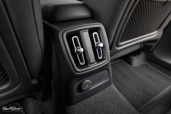 Volvo XC40 1.5 T4 Recharge R-Design | Zwenkbare trekhaak | Blis | Crystal White | Apple carplay |