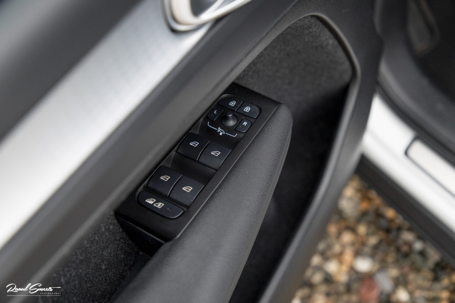 Volvo XC40 1.5 T4 Recharge R-Design | Zwenkbare trekhaak | Blis | Crystal White | Apple carplay |