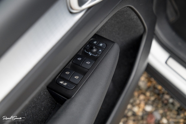 Volvo XC40 1.5 T4 Recharge R-Design | Zwenkbare trekhaak | Blis | Crystal White | Apple carplay |