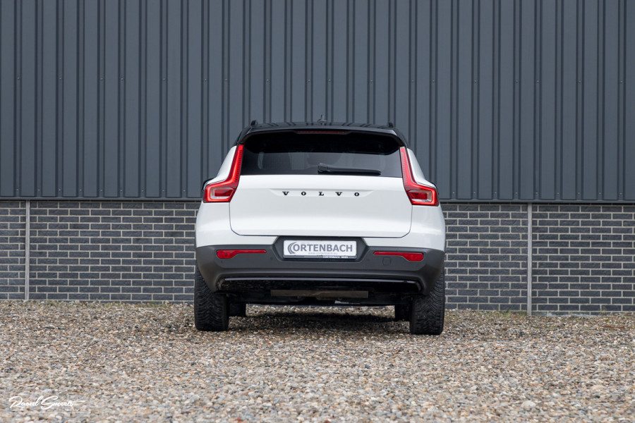Volvo XC40 1.5 T4 Recharge R-Design | Zwenkbare trekhaak | Blis | Crystal White | Apple carplay |