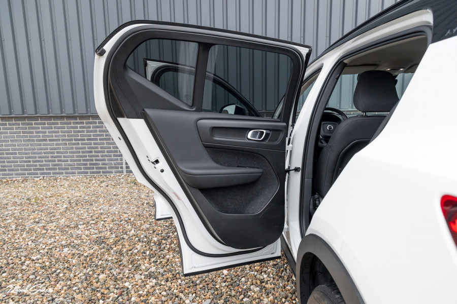 Volvo XC40 1.5 T4 Recharge R-Design | Zwenkbare trekhaak | Blis | Crystal White | Apple carplay |