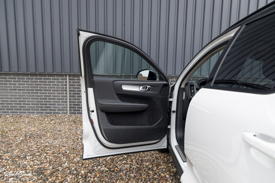 Volvo XC40 1.5 T4 Recharge R-Design | Zwenkbare trekhaak | Blis | Crystal White | Apple carplay |