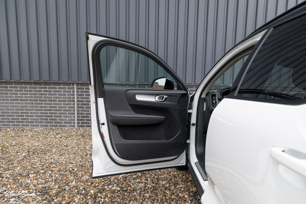 Volvo XC40 1.5 T4 Recharge R-Design | Zwenkbare trekhaak | Blis | Crystal White | Apple carplay |