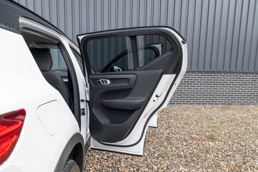 Volvo XC40 1.5 T4 Recharge R-Design | Zwenkbare trekhaak | Blis | Crystal White | Apple carplay |