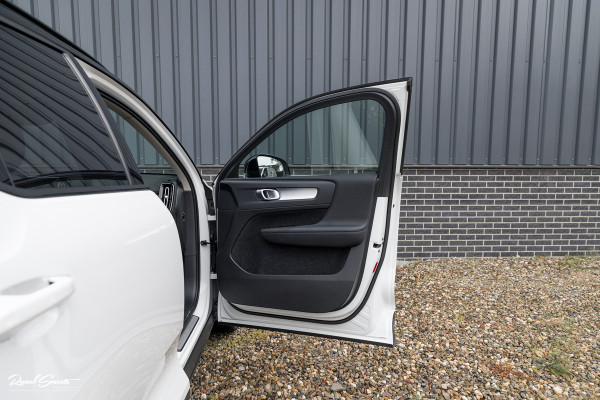 Volvo XC40 1.5 T4 Recharge R-Design | Zwenkbare trekhaak | Blis | Crystal White | Apple carplay |