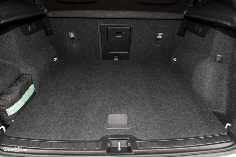 Volvo XC40 1.5 T4 Recharge R-Design | Zwenkbare trekhaak | Blis | Crystal White | Apple carplay |