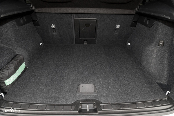 Volvo XC40 1.5 T4 Recharge R-Design | Zwenkbare trekhaak | Blis | Crystal White | Apple carplay |