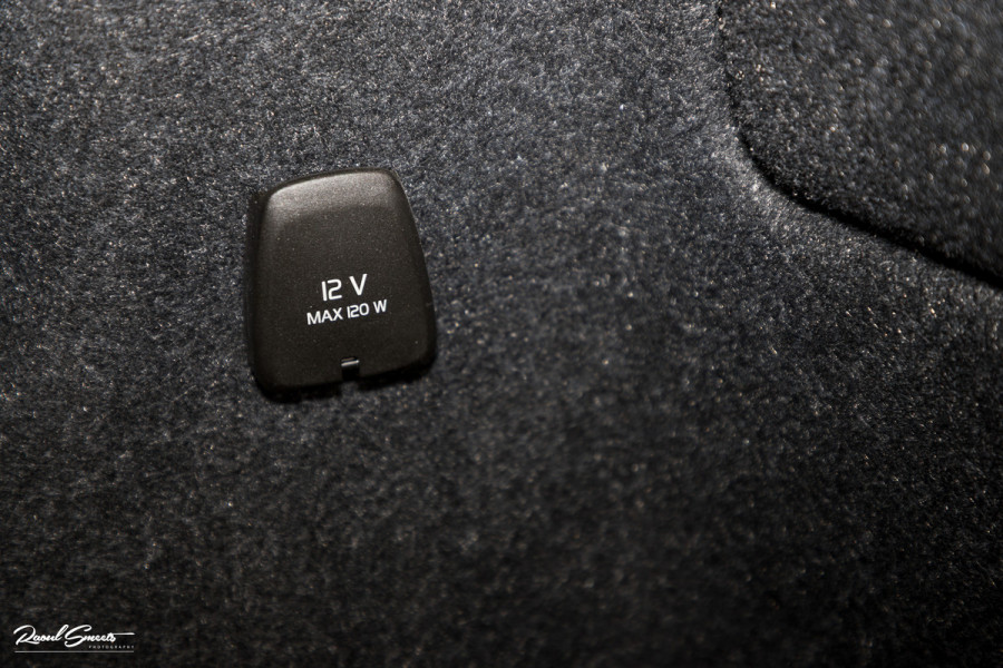 Volvo XC40 1.5 T4 Recharge R-Design | Zwenkbare trekhaak | Blis | Crystal White | Apple carplay |