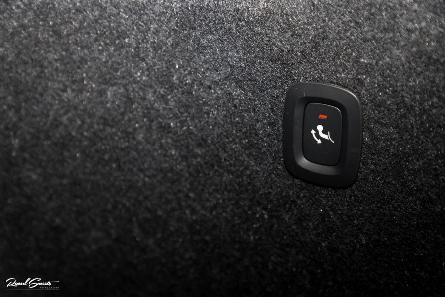 Volvo XC40 1.5 T4 Recharge R-Design | Zwenkbare trekhaak | Blis | Crystal White | Apple carplay |