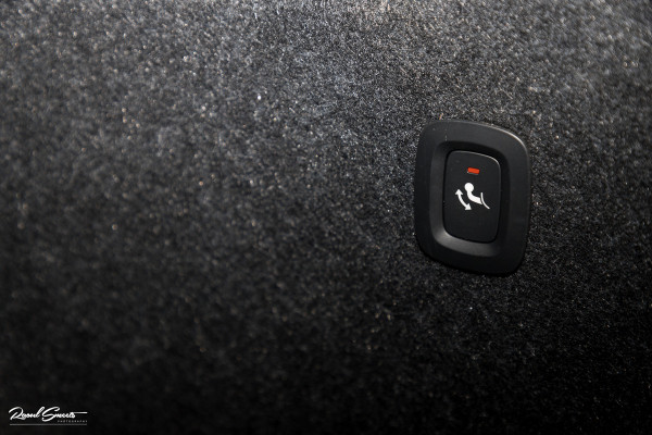Volvo XC40 1.5 T4 Recharge R-Design | Zwenkbare trekhaak | Blis | Crystal White | Apple carplay |