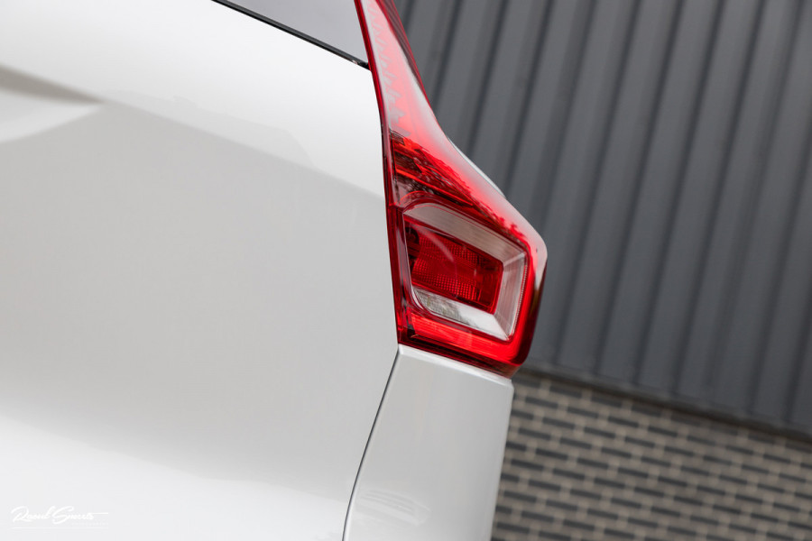Volvo XC40 1.5 T4 Recharge R-Design | Zwenkbare trekhaak | Blis | Crystal White | Apple carplay |