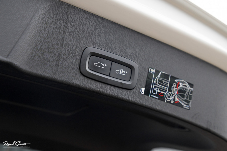 Volvo XC40 1.5 T4 Recharge R-Design | Zwenkbare trekhaak | Blis | Crystal White | Apple carplay |