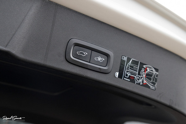Volvo XC40 1.5 T4 Recharge R-Design | Zwenkbare trekhaak | Blis | Crystal White | Apple carplay |