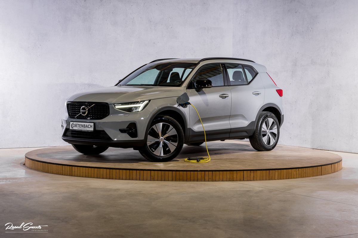 Volvo XC40 1.5 T4 Plug-in hybrid Plus Dark | Zwenkbare trekhaak | Adaptieve cruise | Harman Kardon | Memory |