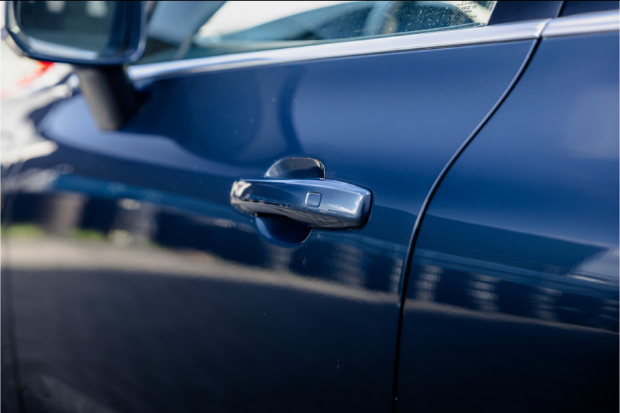Volvo XC60 2.0 Recharge T6 AWD Panorama / Stoelverwarming / Camera /