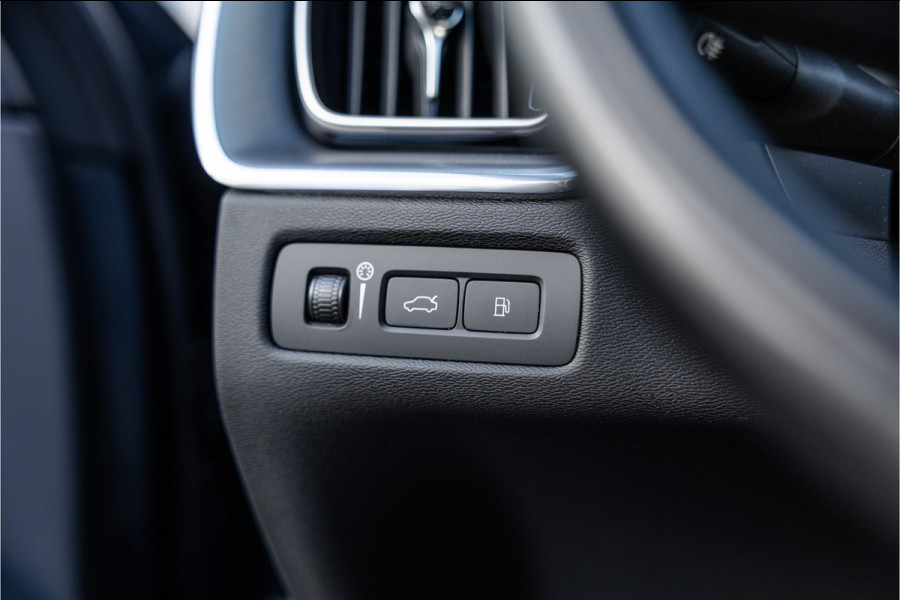 Volvo XC60 2.0 Recharge T6 AWD Panorama / Stoelverwarming / Camera /