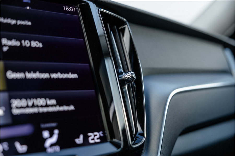 Volvo XC60 2.0 Recharge T6 AWD Panorama / Stoelverwarming / Camera /