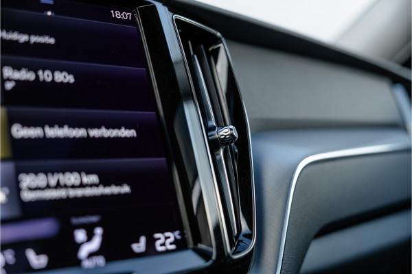 Volvo XC60 2.0 Recharge T6 AWD Panorama / Stoelverwarming / Camera /
