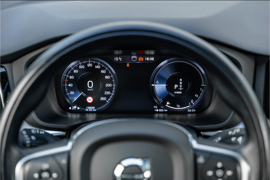 Volvo XC60 2.0 Recharge T6 AWD Panorama / Stoelverwarming / Camera /