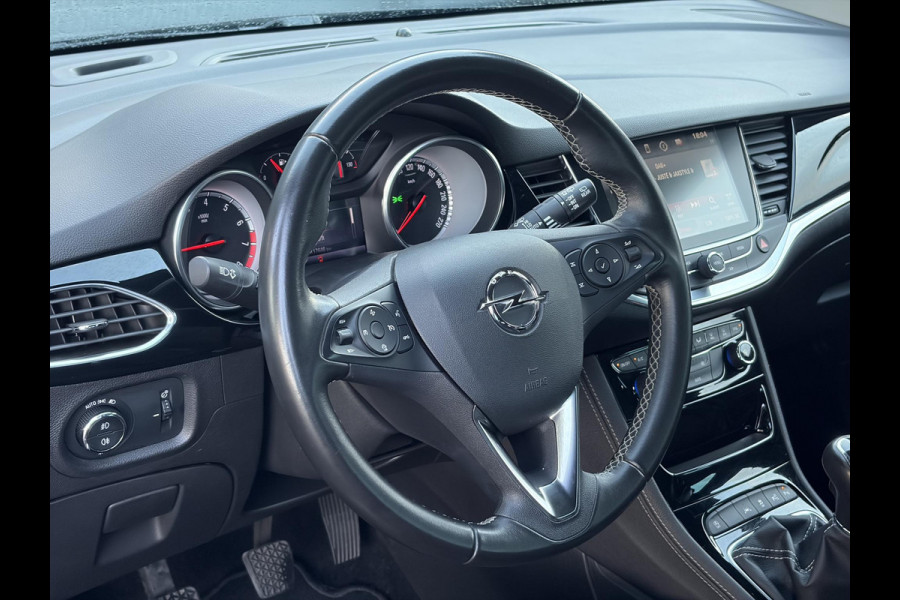 Opel Astra Sports Tourer 1.4 Innovation ✓Trekhaak✓Camera✓Carplay✓Navi✓Recent beurt gehad✓150pk✓Keyless✓Halfleder✓6 Bak✓Rijstrooksensor✓Dodehoeksensor✓Pdc V+A✓Lm velgen✓Clima✓Cruise✓N.A.P✓Apk tot 09-2027