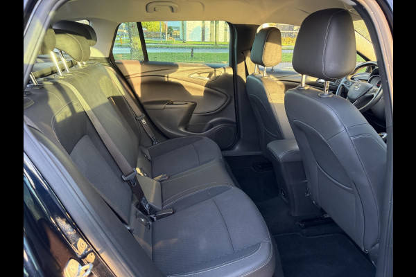 Opel Astra Sports Tourer 1.4 Innovation ✓Trekhaak✓Camera✓Carplay✓Navi✓Recent beurt gehad✓150pk✓Keyless✓Halfleder✓6 Bak✓Rijstrooksensor✓Dodehoeksensor✓Pdc V+A✓Lm velgen✓Clima✓Cruise✓N.A.P✓Apk tot 09-2027