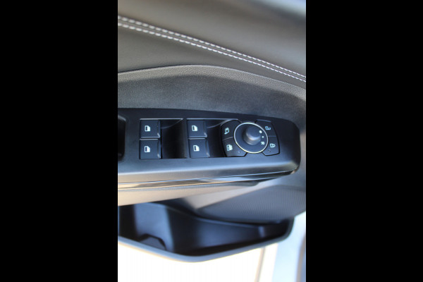 Ford Puma 1.0-125pk EcoBoost Mild-Hybrid Titanium. Z.g.a.n., slechts 3.700km ! Fabrieksgarantie t/m 15-04-2029 ! Autm. airco, navigatie, bluetooth telefoonvoor., winterpakket, rij assistent pakket, metallic lak, etc.