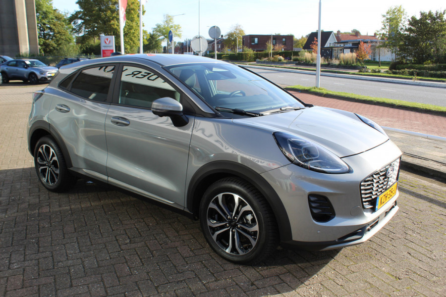 Ford Puma 1.0-125pk EcoBoost Mild-Hybrid Titanium. Z.g.a.n., slechts 3.700km ! Fabrieksgarantie t/m 15-04-2029 ! Autm. airco, navigatie, bluetooth telefoonvoor., winterpakket, rij assistent pakket, metallic lak, etc.