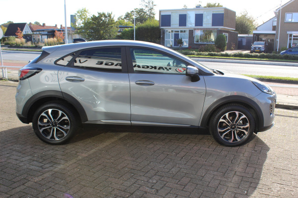 Ford Puma 1.0-125pk EcoBoost Mild-Hybrid Titanium. Z.g.a.n., slechts 3.700km ! Fabrieksgarantie t/m 15-04-2029 ! Autm. airco, navigatie, bluetooth telefoonvoor., winterpakket, rij assistent pakket, metallic lak, etc.