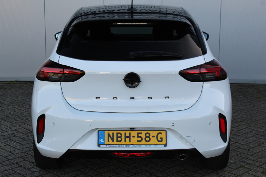 Opel Corsa 1.2-100pk Turbo Sport. In nieuwstaat verkerende luxe Opel Corsa ! Autm. airco, cruise cntrl, lane assist, panoramadak, verwarmde stoelen, LM wielen, camera, parkeersensoren v+a, navigatie by Apple Carplay/Android auto, full LED verl. etc.