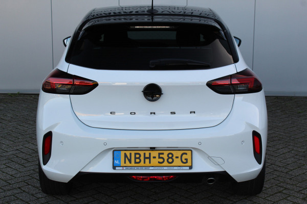Opel Corsa 1.2-100pk Turbo Sport. In nieuwstaat verkerende luxe Opel Corsa ! Autm. airco, cruise cntrl, lane assist, panoramadak, verwarmde stoelen, LM wielen, camera, parkeersensoren v+a, navigatie by Apple Carplay/Android auto, full LED verl. etc.