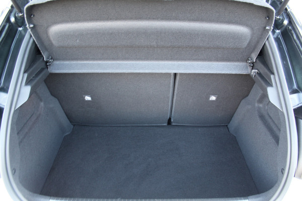 Opel Corsa 1.2-100pk Turbo Sport. In nieuwstaat verkerende luxe Opel Corsa ! Autm. airco, cruise cntrl, lane assist, panoramadak, verwarmde stoelen, LM wielen, camera, parkeersensoren v+a, navigatie by Apple Carplay/Android auto, full LED verl. etc.