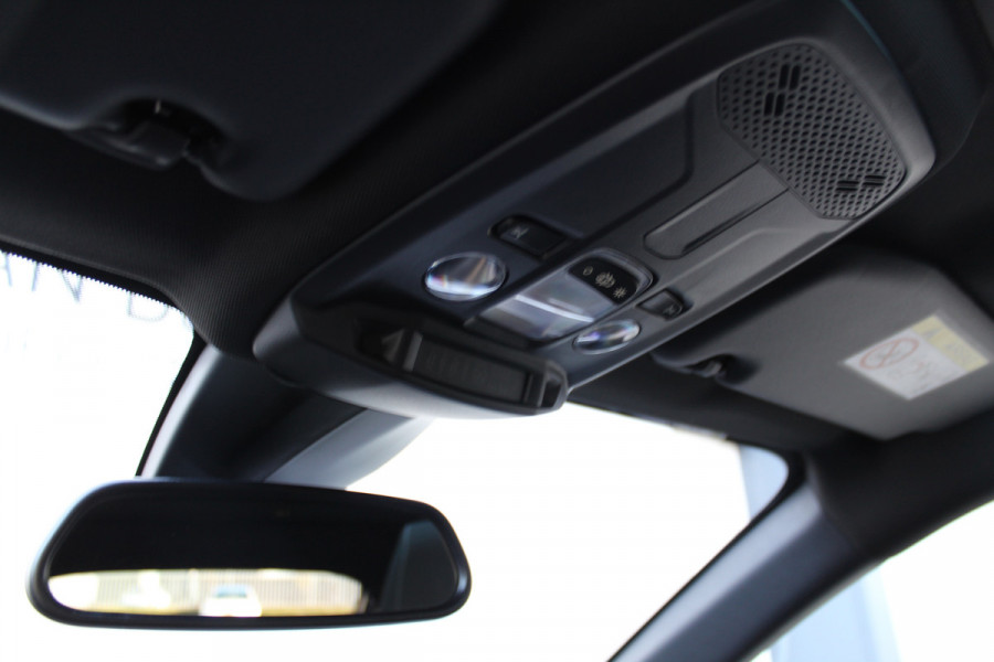 Opel Corsa 1.2-100pk Turbo Sport. In nieuwstaat verkerende luxe Opel Corsa ! Autm. airco, cruise cntrl, lane assist, panoramadak, verwarmde stoelen, LM wielen, camera, parkeersensoren v+a, navigatie by Apple Carplay/Android auto, full LED verl. etc.