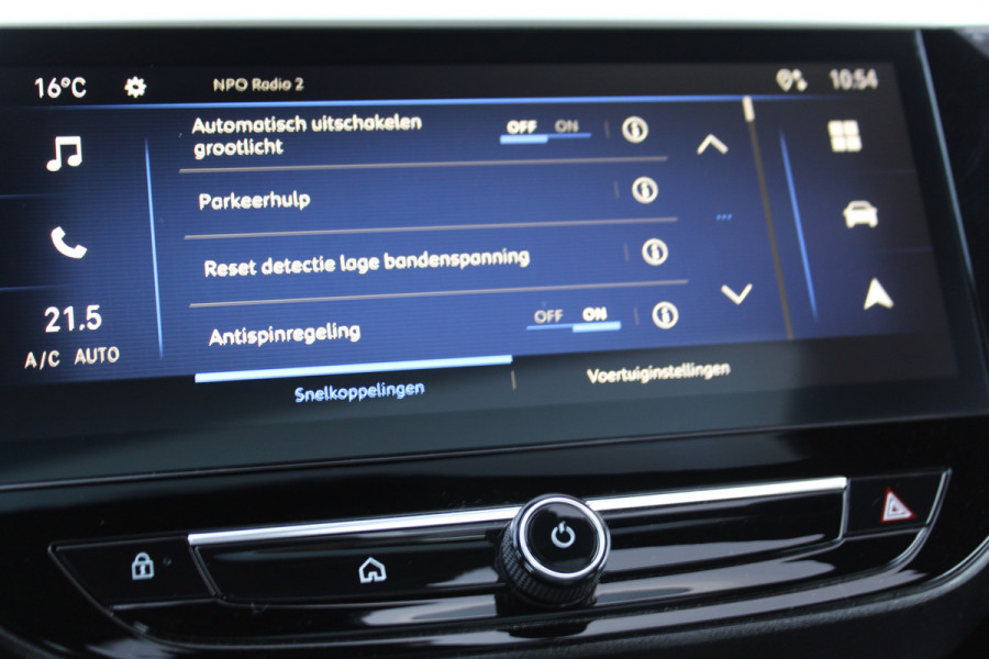 Opel Corsa 1.2-100pk Turbo Sport. In nieuwstaat verkerende luxe Opel Corsa ! Autm. airco, cruise cntrl, lane assist, panoramadak, verwarmde stoelen, LM wielen, camera, parkeersensoren v+a, navigatie by Apple Carplay/Android auto, full LED verl. etc.