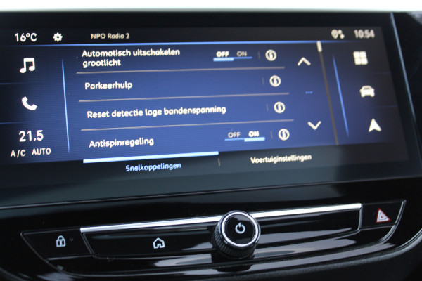 Opel Corsa 1.2-100pk Turbo Sport. In nieuwstaat verkerende luxe Opel Corsa ! Autm. airco, cruise cntrl, lane assist, panoramadak, verwarmde stoelen, LM wielen, camera, parkeersensoren v+a, navigatie by Apple Carplay/Android auto, full LED verl. etc.