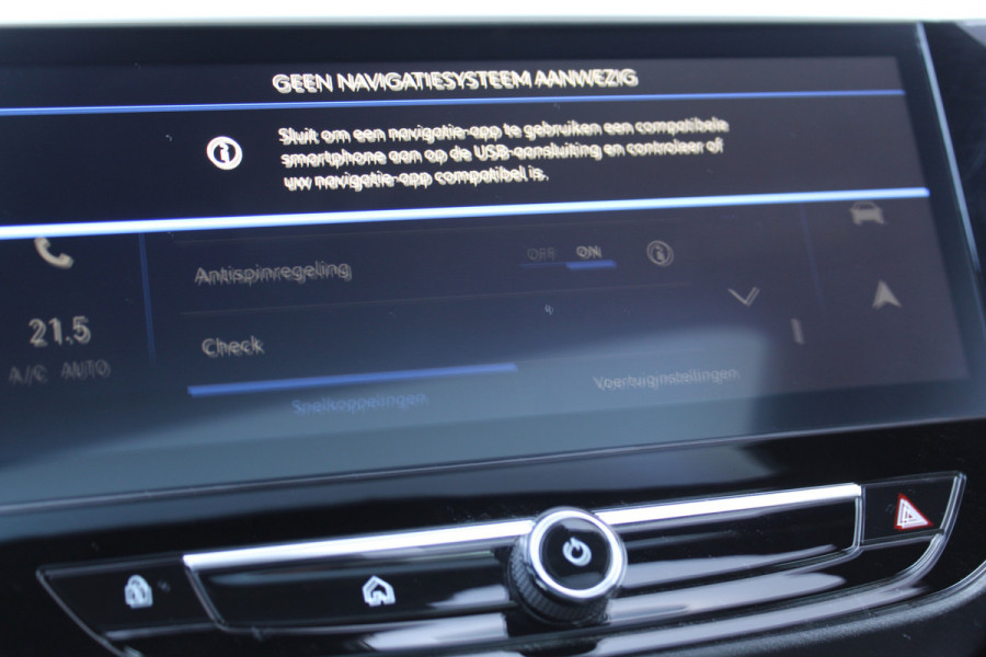 Opel Corsa 1.2-100pk Turbo Sport. In nieuwstaat verkerende luxe Opel Corsa ! Autm. airco, cruise cntrl, lane assist, panoramadak, verwarmde stoelen, LM wielen, camera, parkeersensoren v+a, navigatie by Apple Carplay/Android auto, full LED verl. etc.