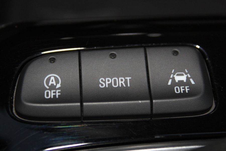 Opel Corsa 1.2-100pk Turbo Sport. In nieuwstaat verkerende luxe Opel Corsa ! Autm. airco, cruise cntrl, lane assist, panoramadak, verwarmde stoelen, LM wielen, camera, parkeersensoren v+a, navigatie by Apple Carplay/Android auto, full LED verl. etc.