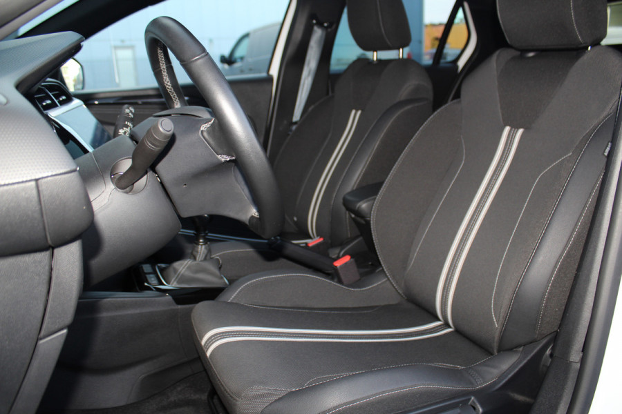 Opel Corsa 1.2-100pk Turbo Sport. In nieuwstaat verkerende luxe Opel Corsa ! Autm. airco, cruise cntrl, lane assist, panoramadak, verwarmde stoelen, LM wielen, camera, parkeersensoren v+a, navigatie by Apple Carplay/Android auto, full LED verl. etc.