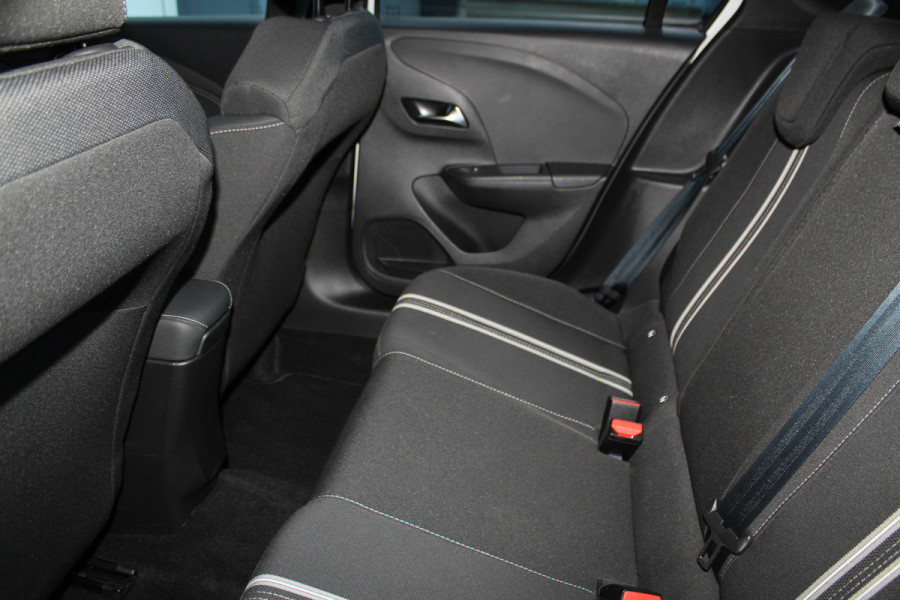 Opel Corsa 1.2-100pk Turbo Sport. In nieuwstaat verkerende luxe Opel Corsa ! Autm. airco, cruise cntrl, lane assist, panoramadak, verwarmde stoelen, LM wielen, camera, parkeersensoren v+a, navigatie by Apple Carplay/Android auto, full LED verl. etc.