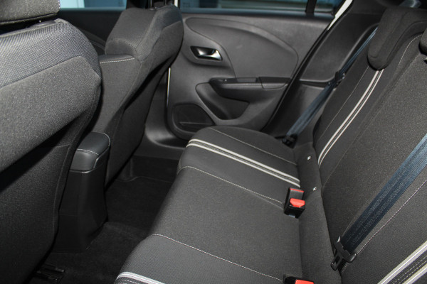 Opel Corsa 1.2-100pk Turbo Sport. In nieuwstaat verkerende luxe Opel Corsa ! Autm. airco, cruise cntrl, lane assist, panoramadak, verwarmde stoelen, LM wielen, camera, parkeersensoren v+a, navigatie by Apple Carplay/Android auto, full LED verl. etc.