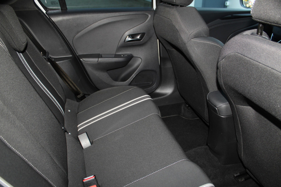 Opel Corsa 1.2-100pk Turbo Sport. In nieuwstaat verkerende luxe Opel Corsa ! Autm. airco, cruise cntrl, lane assist, panoramadak, verwarmde stoelen, LM wielen, camera, parkeersensoren v+a, navigatie by Apple Carplay/Android auto, full LED verl. etc.