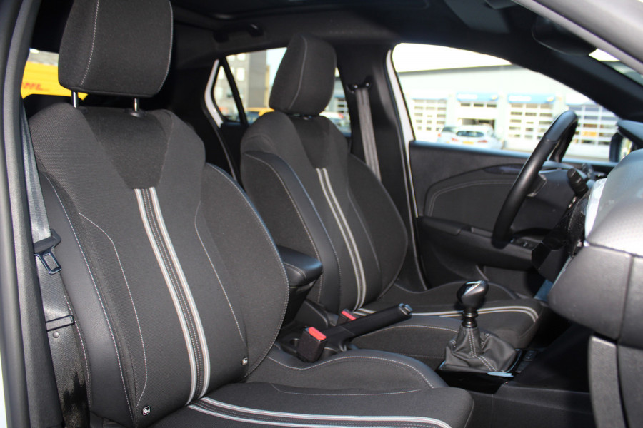 Opel Corsa 1.2-100pk Turbo Sport. In nieuwstaat verkerende luxe Opel Corsa ! Autm. airco, cruise cntrl, lane assist, panoramadak, verwarmde stoelen, LM wielen, camera, parkeersensoren v+a, navigatie by Apple Carplay/Android auto, full LED verl. etc.