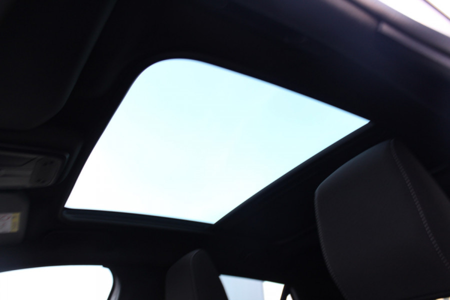 Opel Corsa 1.2-100pk Turbo Sport. In nieuwstaat verkerende luxe Opel Corsa ! Autm. airco, cruise cntrl, lane assist, panoramadak, verwarmde stoelen, LM wielen, camera, parkeersensoren v+a, navigatie by Apple Carplay/Android auto, full LED verl. etc.