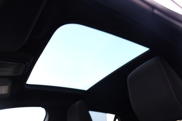 Opel Corsa 1.2-100pk Turbo Sport. In nieuwstaat verkerende luxe Opel Corsa ! Autm. airco, cruise cntrl, lane assist, panoramadak, verwarmde stoelen, LM wielen, camera, parkeersensoren v+a, navigatie by Apple Carplay/Android auto, full LED verl. etc.